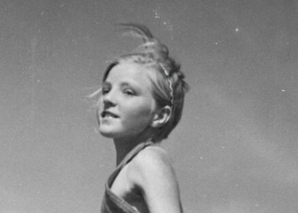 Jente som hopper tau - bilde fra reiselivshistorien, Innlandet fylkesarkiv. - Klikk for stort bilde