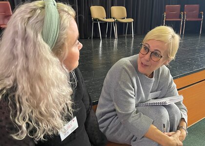 Ida Nordstrand Veskje, lærar og Diane Fisher-Naylor, CCE, i samtale om prosjektet  Kunsten å lære.  - Klikk for stort bilde