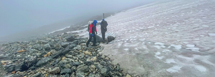  Arkeologer måler inn funnstedet for den 4000 år gamle buen ved iskanten av Lendbreen.  - Klikk for stort bilde