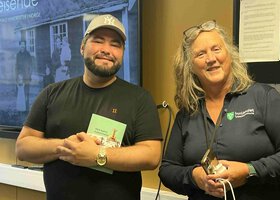 Bilde av Kvinne og mann som smiler - Klikk for stort bilde