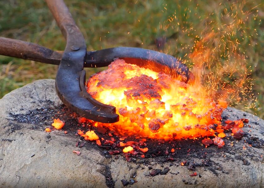 Situasjon fra smiing, sterk varme, ild, tilvirking av jern.  - Klikk for stort bilde