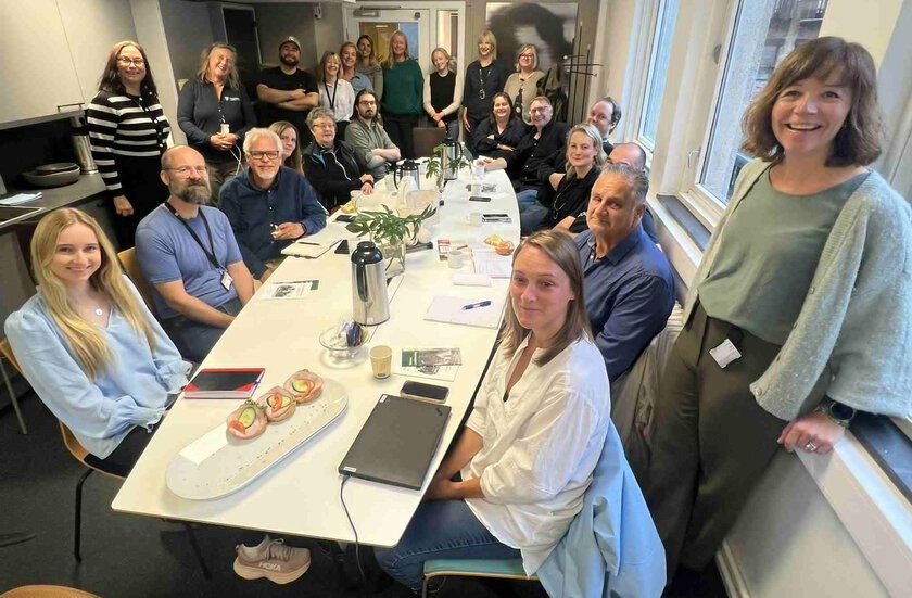 Mange mennesker samlet rundt et bord, kvinner og menn, alle smileregi av kulturarv med representanter fra blant annet fylker, vernemyndigheter samt  fra de reisende selv - Klikk for stort bilde